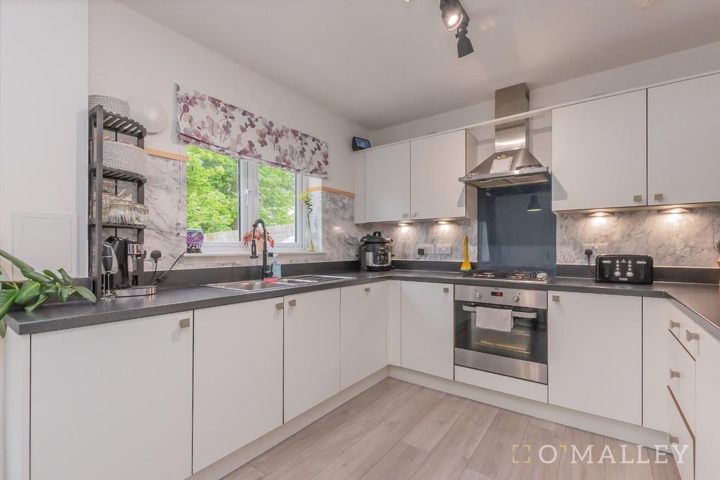 Property photo 3 of 19 Kitchen