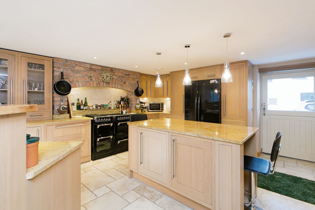 Property photo 2 of 19 Kitchen