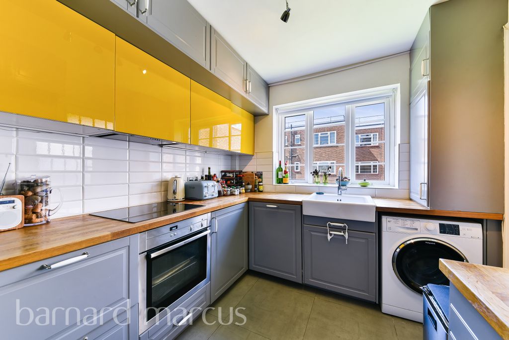 Property photo 3 of 8 Kitchen