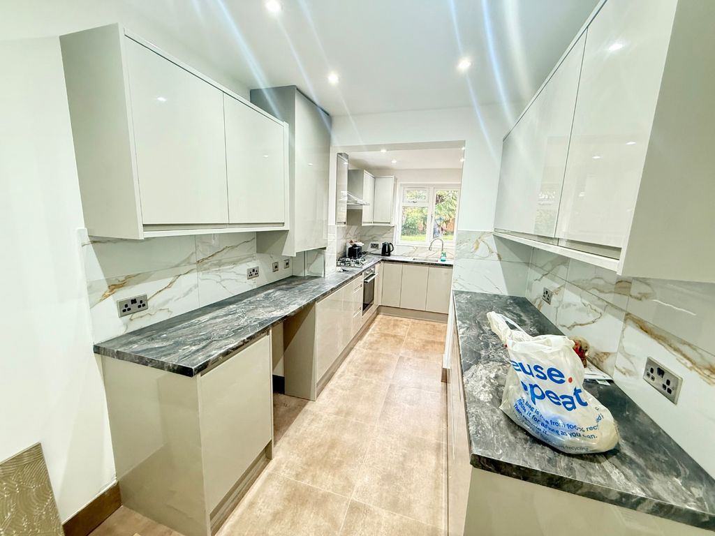 Property photo 3 of 13 4836493