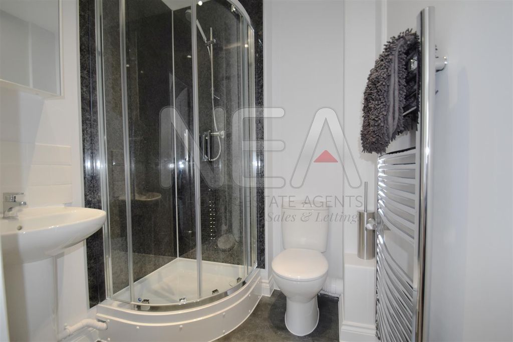 Property photo 2 of 4 Bedroom &amp; Ensuite