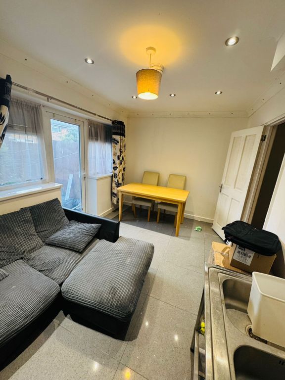 Property photo 1 of 17 Charming 5-Bedroom Family Home With Garden &amp; Bright Interiors