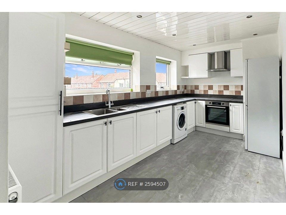 Property photo 2 of 10 Kitchen