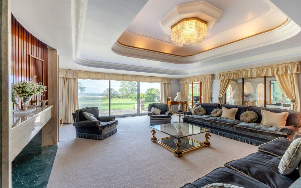 Property photo 3 of 21 Sitting Room