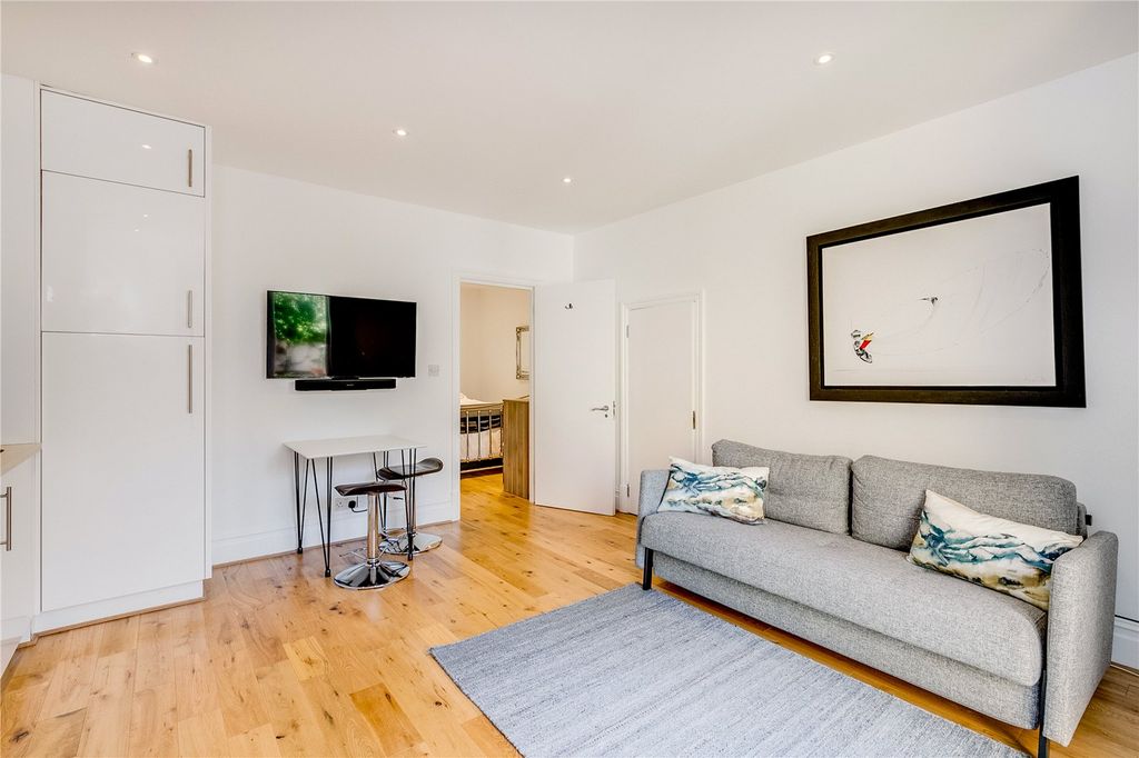 Property photo 3 of 8 Picture No. 11