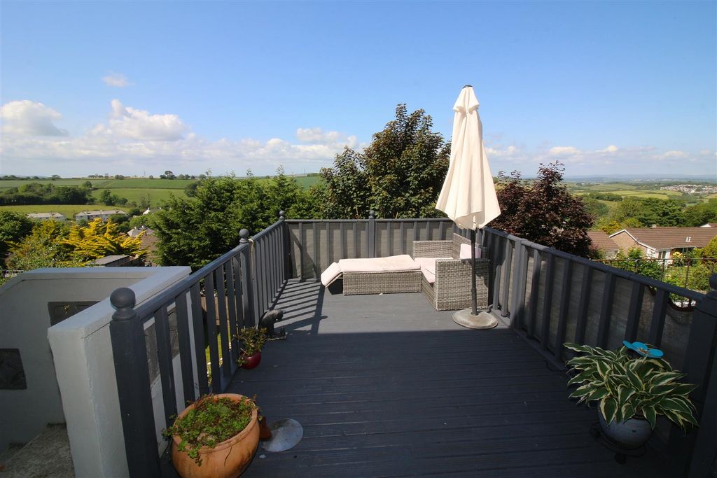 Property photo 2 of 31