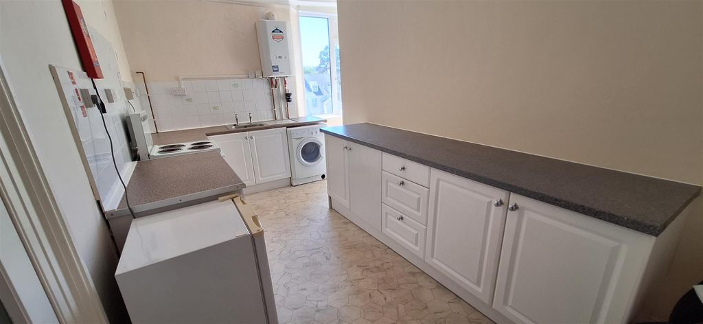 Property photo 1 of 10 Kitchen