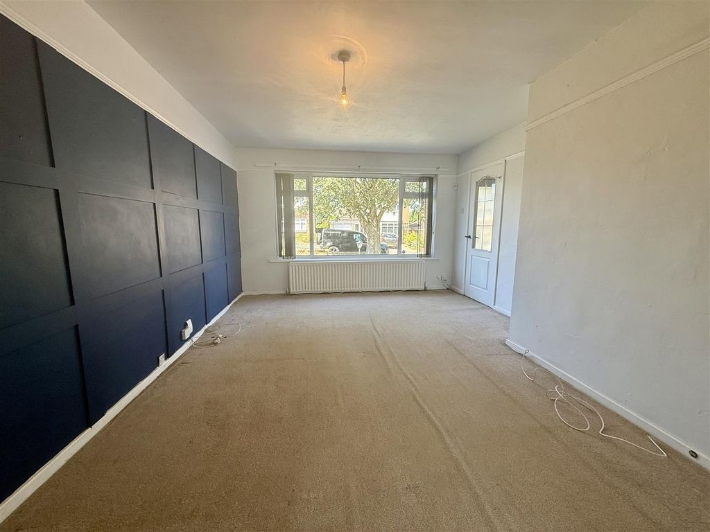 Property photo 2 of 12 Lounge
