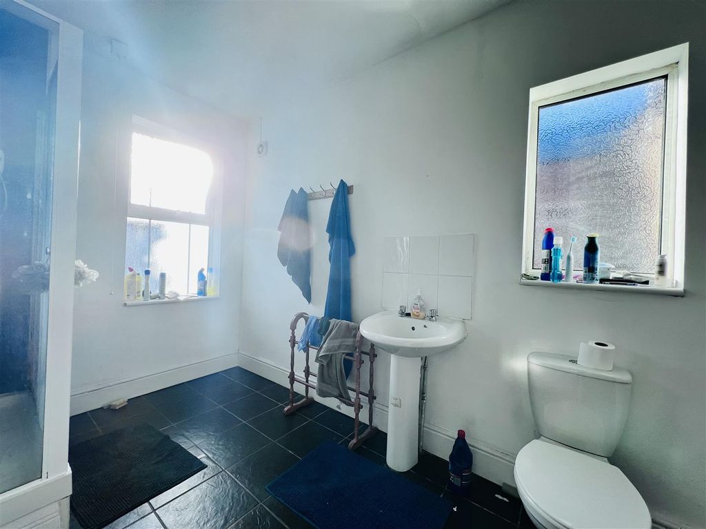 Property photo 3 of 13 Bathroom