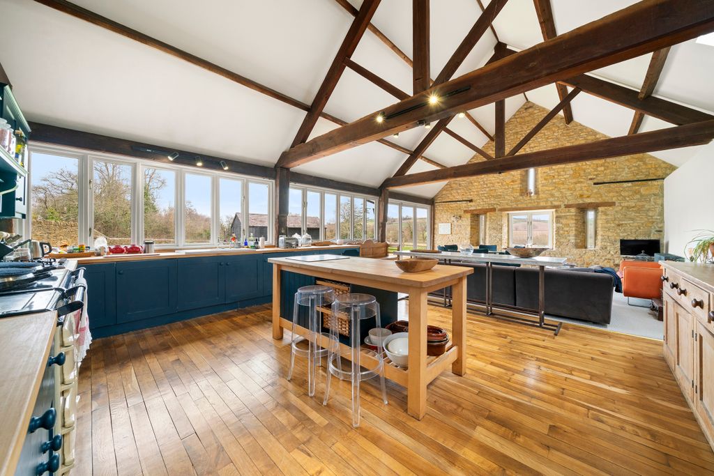 Property photo 2 of 27