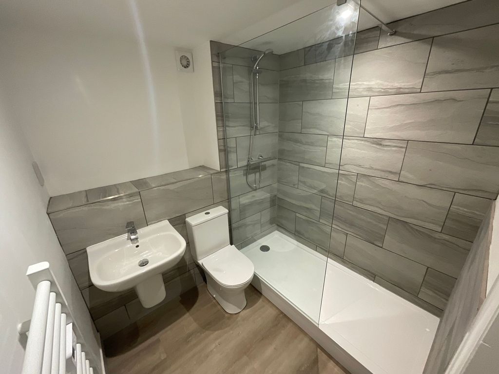 Property photo 3 of 10 Bathroom