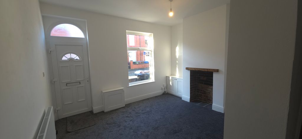 Property photo 2 of 10 Livingroom