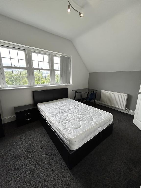 Property photo 1 of 35 Room 4, Flat 3