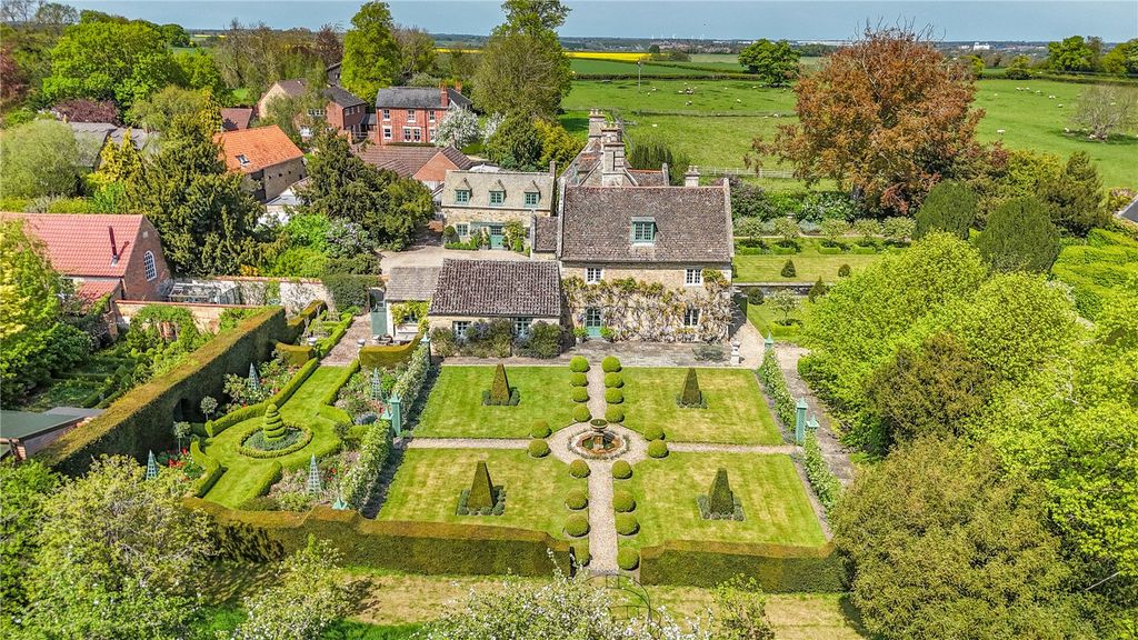 Property photo 3 of 33 Beautiful Gardens