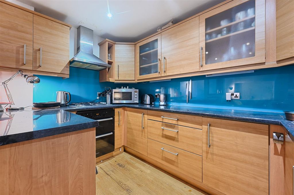 Property photo 3 of 9 Fb - Hammersmith Grove - Kitchen1 (1).Jpg