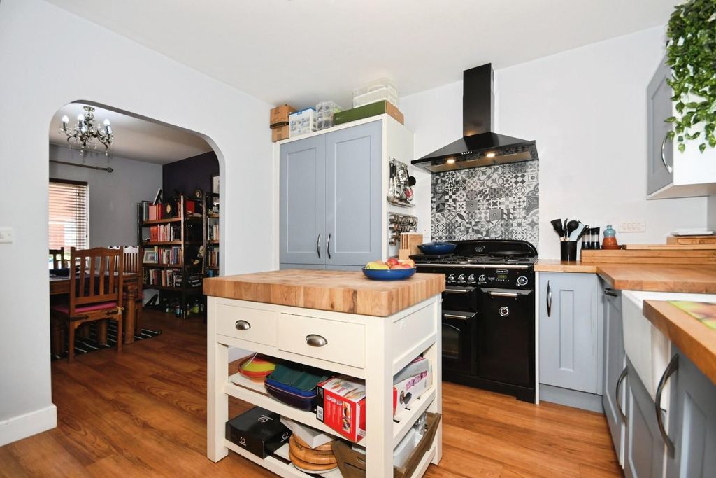 Property photo 3 of 18 Kitchen 02.Jpg