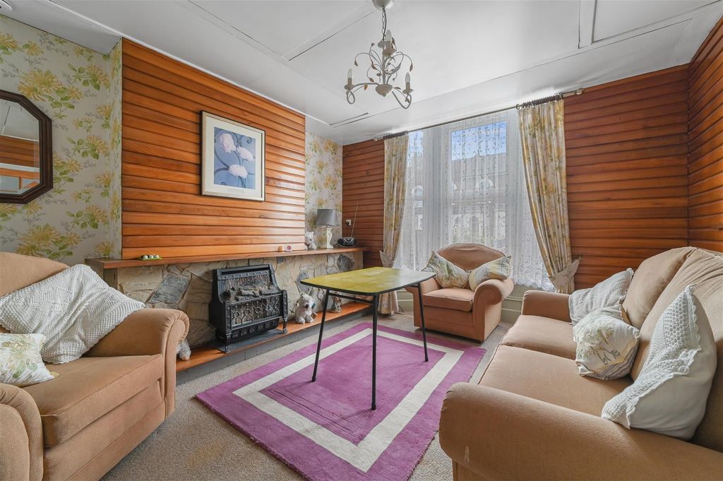 Property photo 2 of 31 Through Lounge