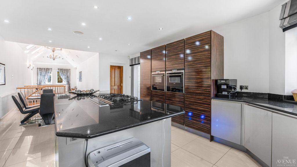 Property photo 2 of 46 3781346
