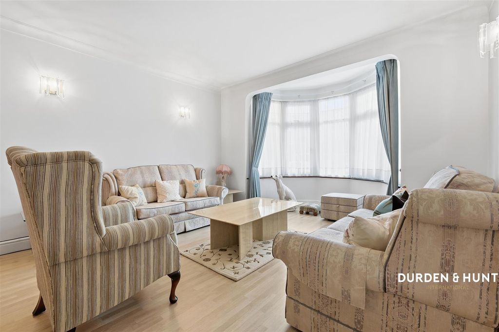 Property photo 3 of 25 Glenwood Gardens