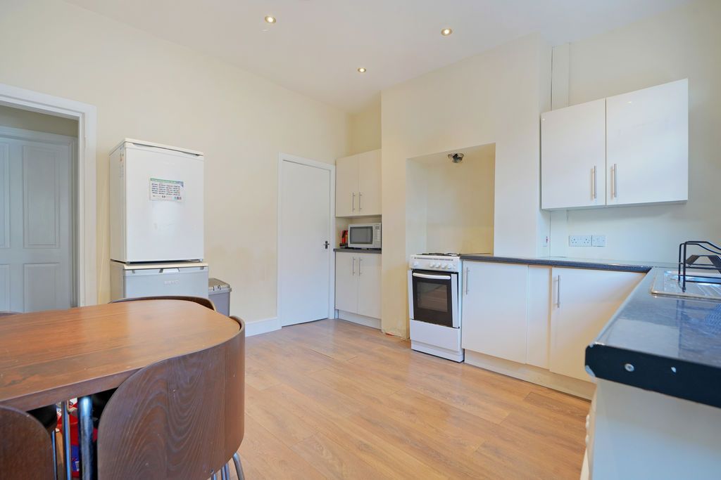 Property photo 3 of 12 Kitchen