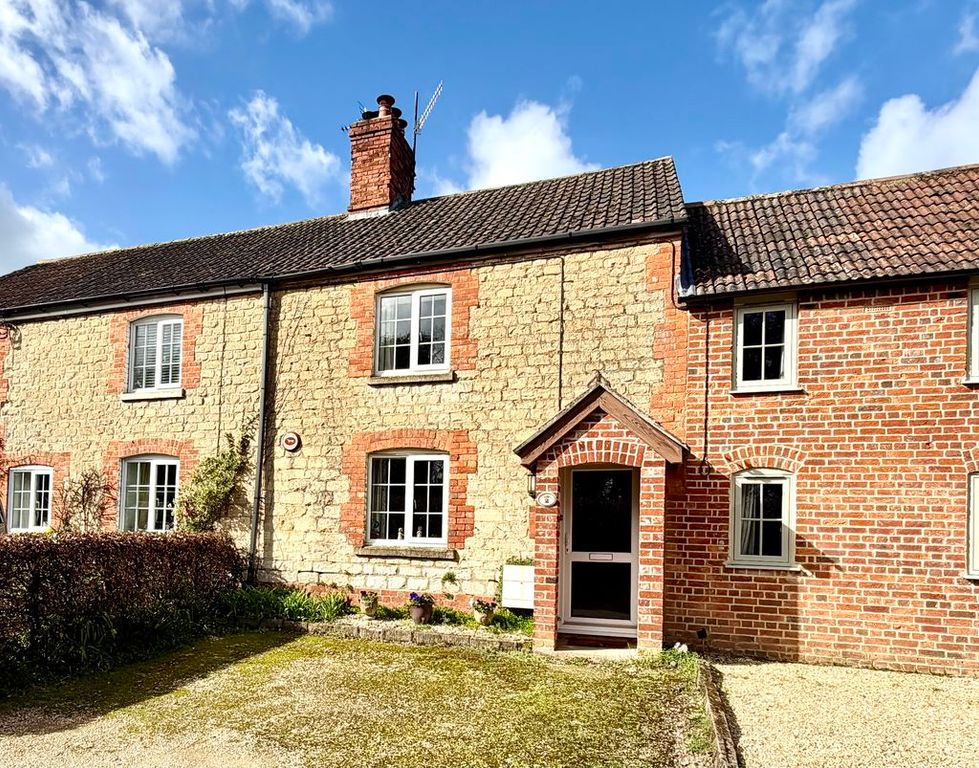 Property photo 1 of 12 Living Room