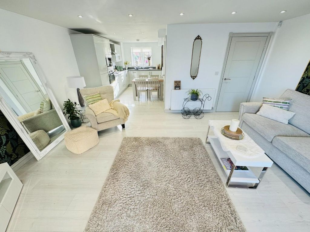 Property photo 2 of 15 Lounge