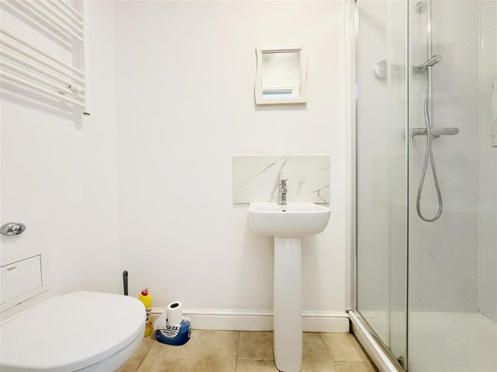 Property photo 3 of 10 Bathroom