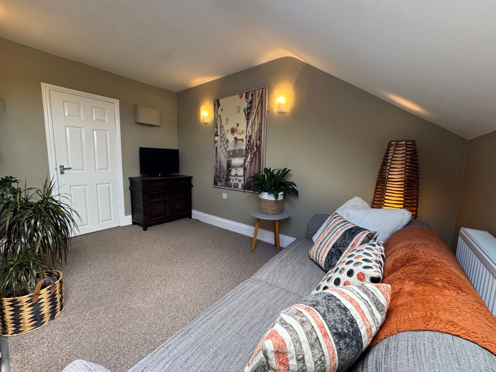 Property photo 3 of 9 Lounge-028D58B4-01Ec-46E5-8016-07C160D6Ca84_1_102_