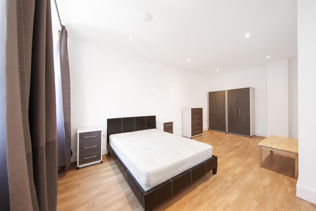 Property photo 2 of 4 Bedroom