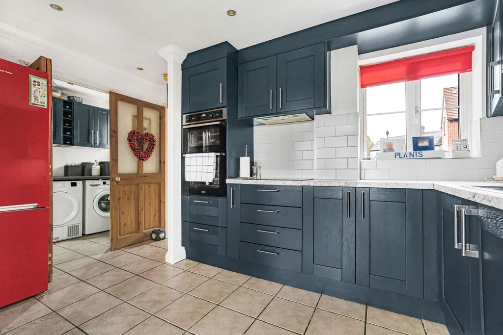 Property photo 3 of 12 Kitchen