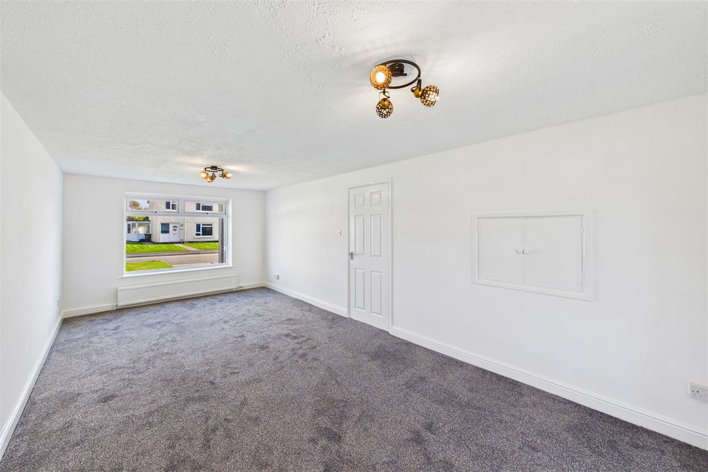 Property photo 3 of 21 Lounge