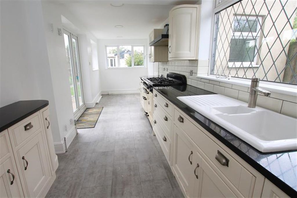 Property photo 2 of 8 Kitchen