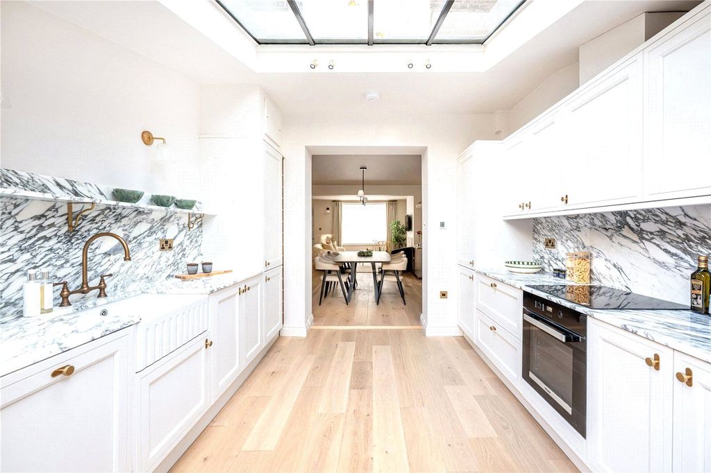 Property photo 3 of 11 Kitchen