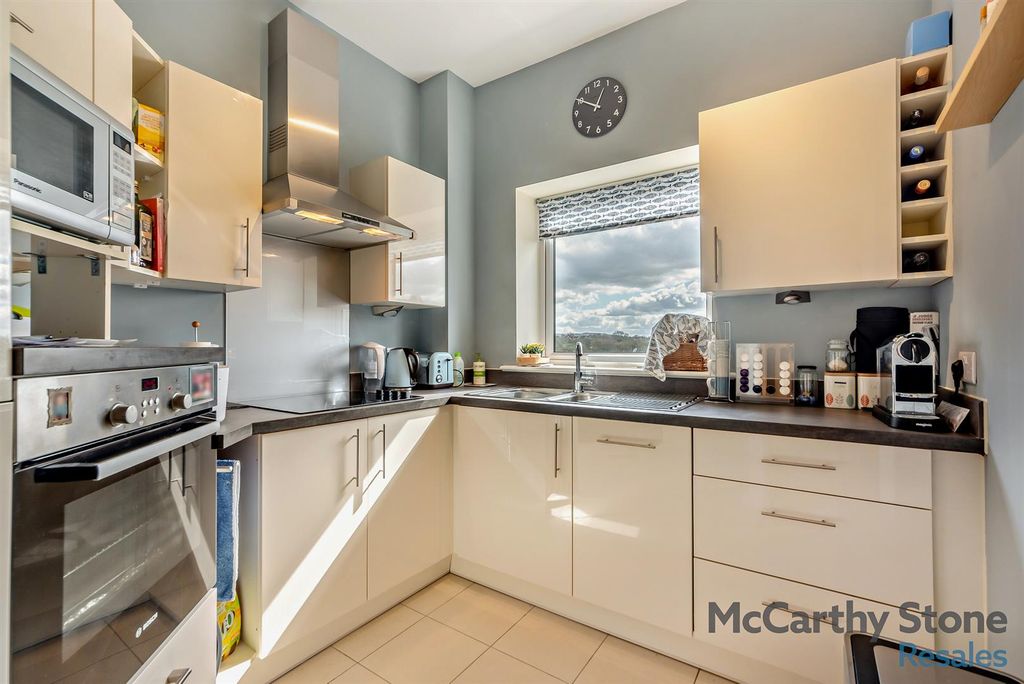 Property photo 2 of 17 Kitchen