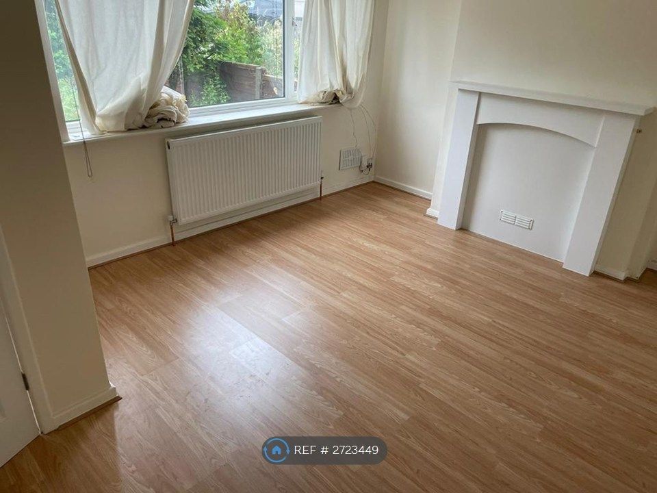 Property photo 3 of 14 Living