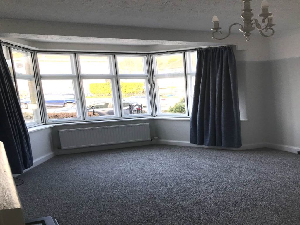 Property photo 3 of 8 Lounge