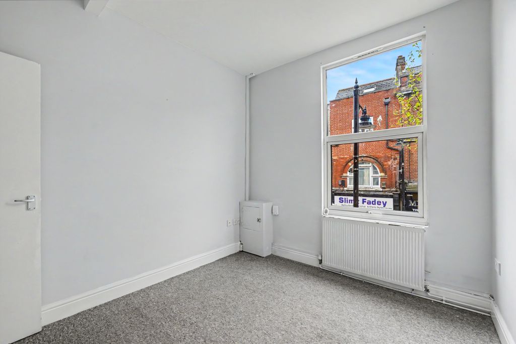 Property photo 3 of 6 Lounge