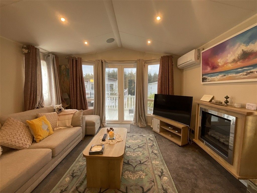 Property photo 2 of 13 Lounge 2