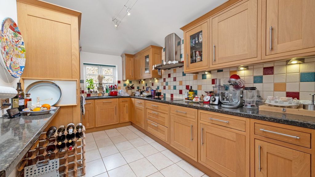 Property photo 2 of 27