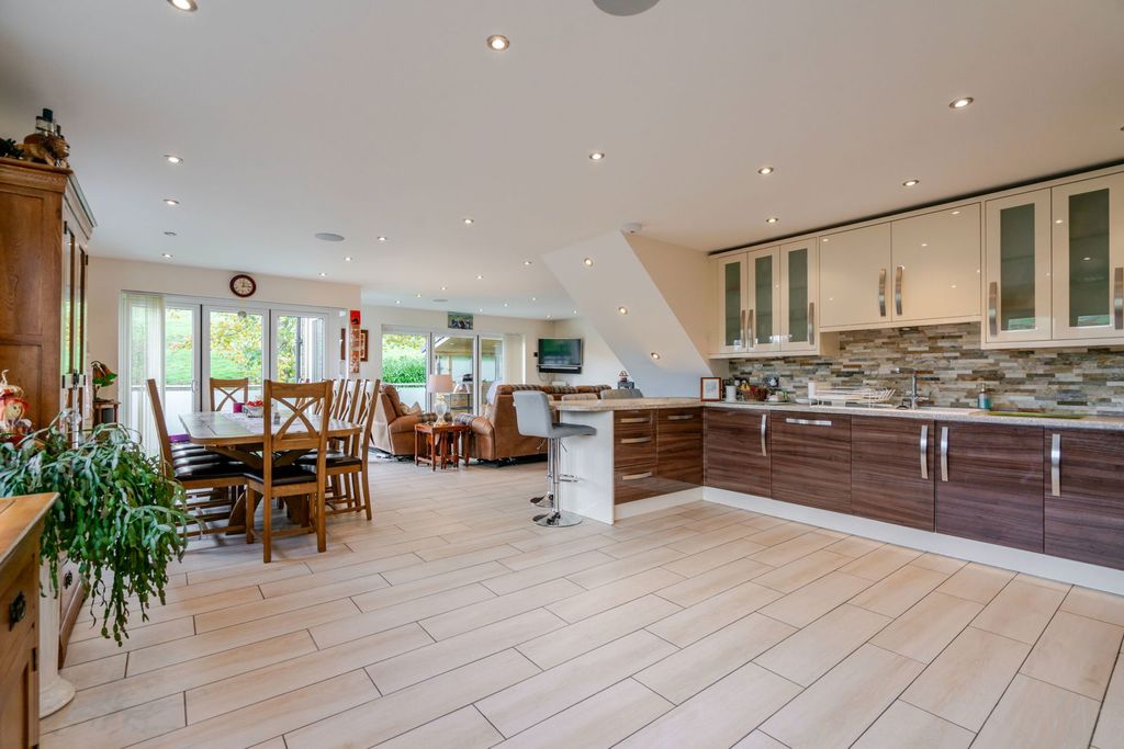 Property photo 2 of 33