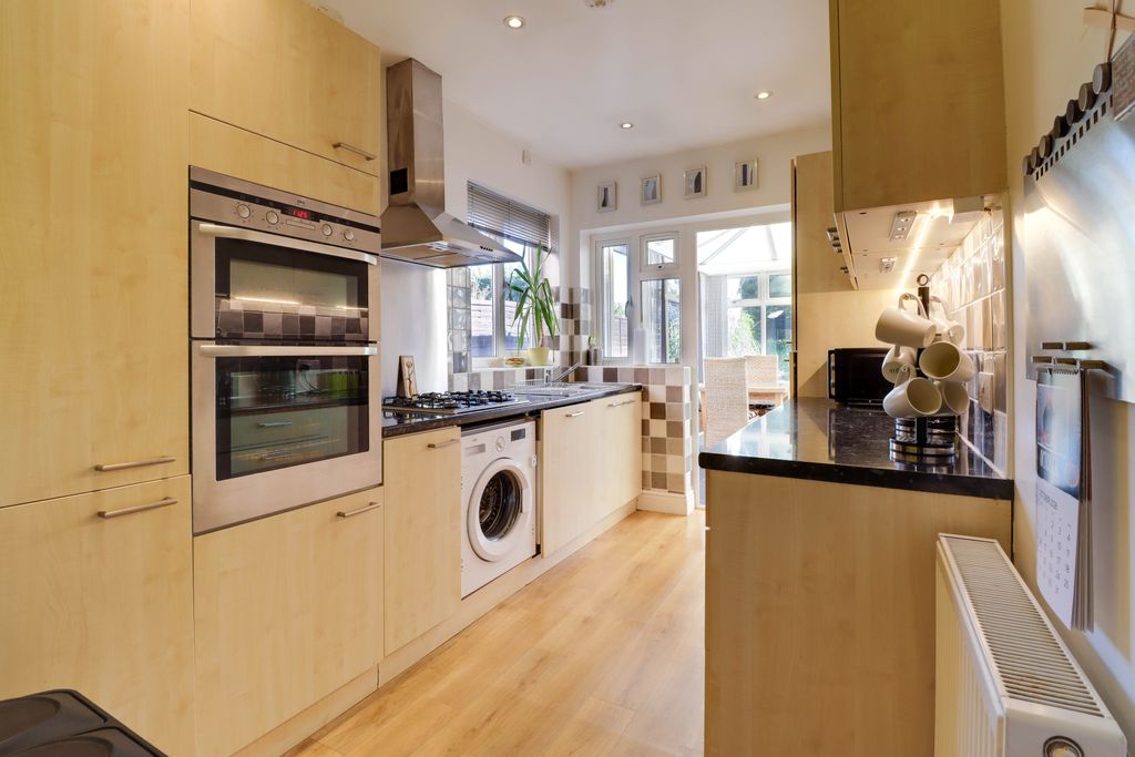 Property photo 3 of 12 Kitchen
