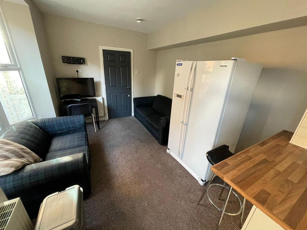 Property photo 2 of 8 28 Vermont St 2021 6.Jpg