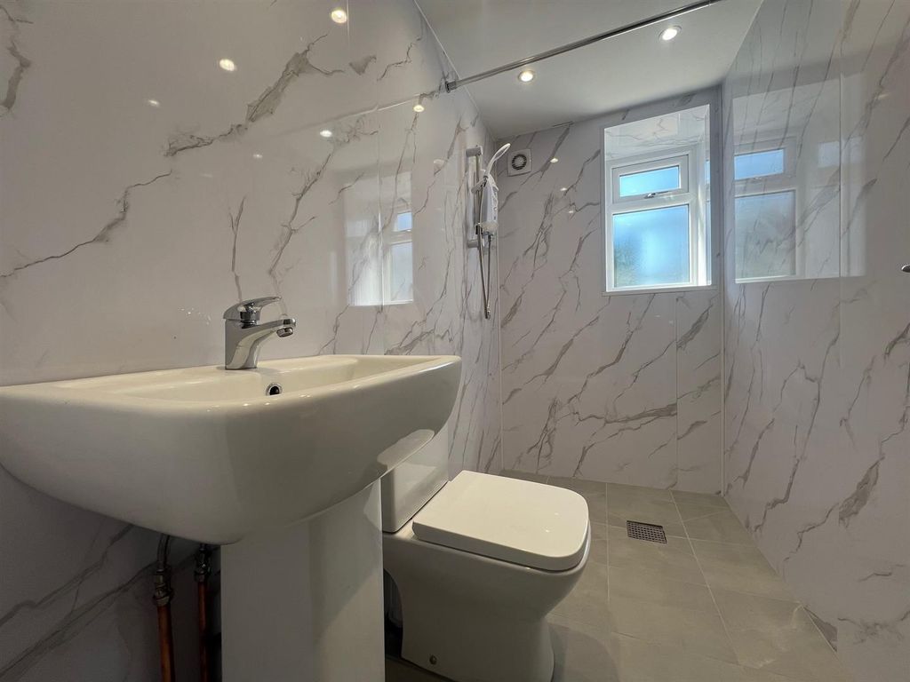 Property photo 2 of 17 Flat1 Wetroom.Jpg