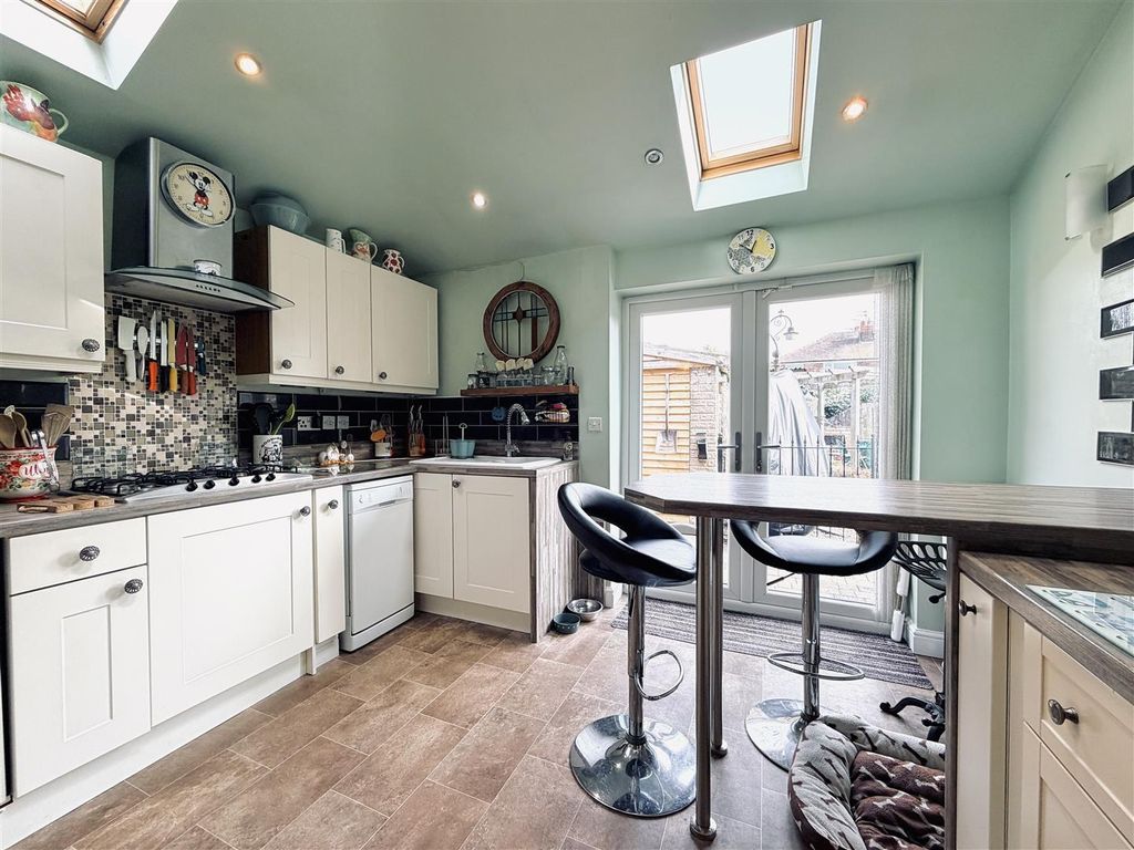 Property photo 3 of 33 Breakfast Kitchen