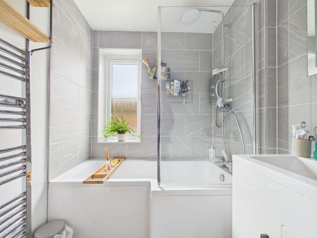 Property photo 3 of 11 Bathroom
