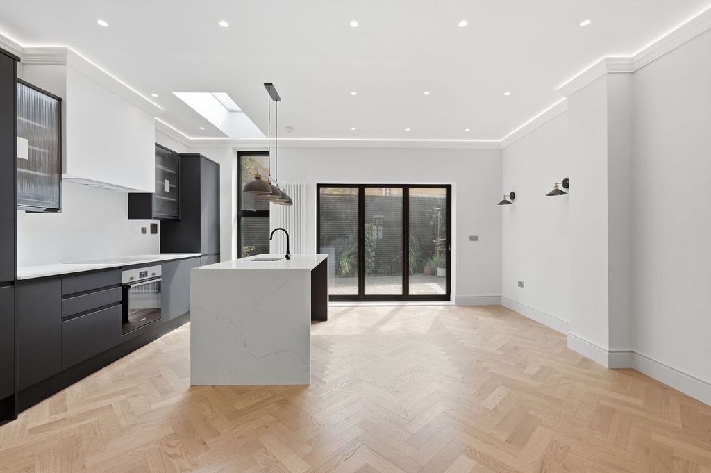 Property photo 3 of 28