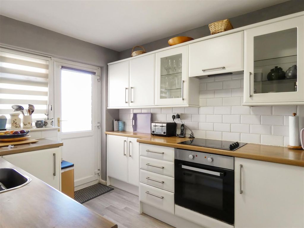 Property photo 3 of 11 Kitchen