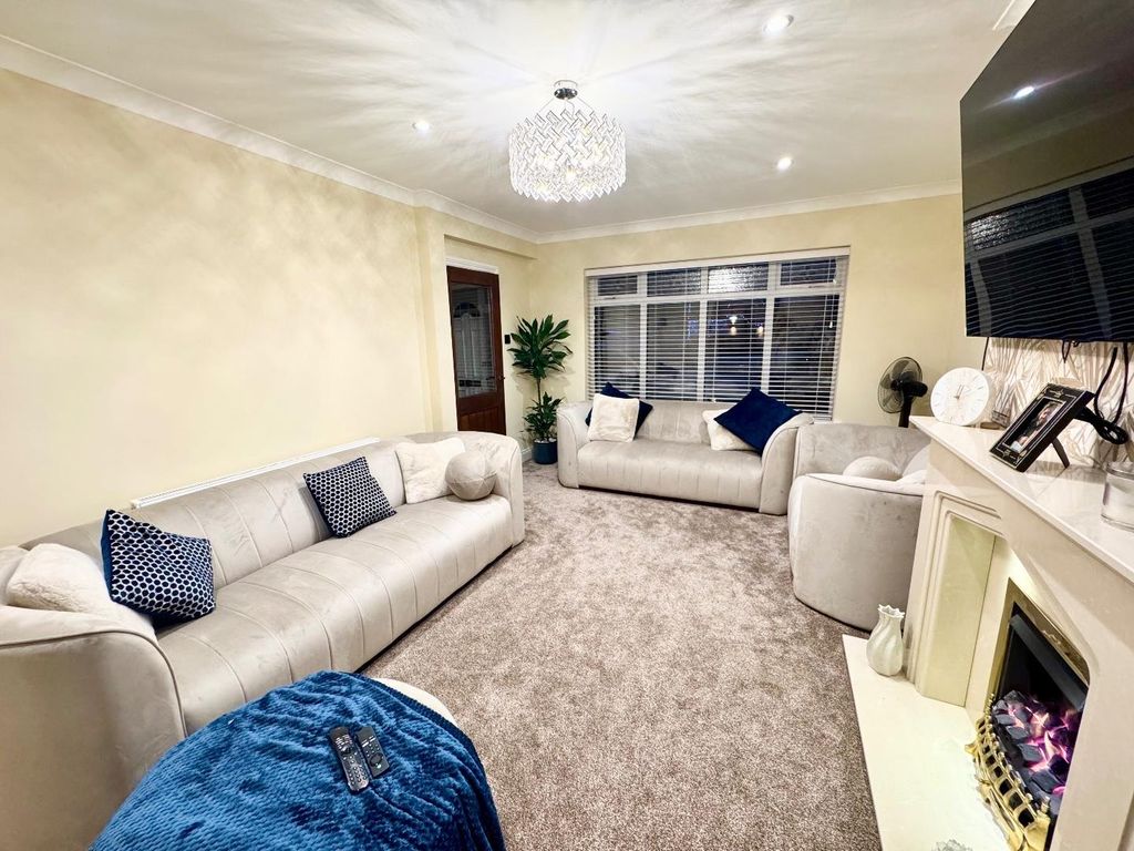 Property photo 1 of 10 Lounge