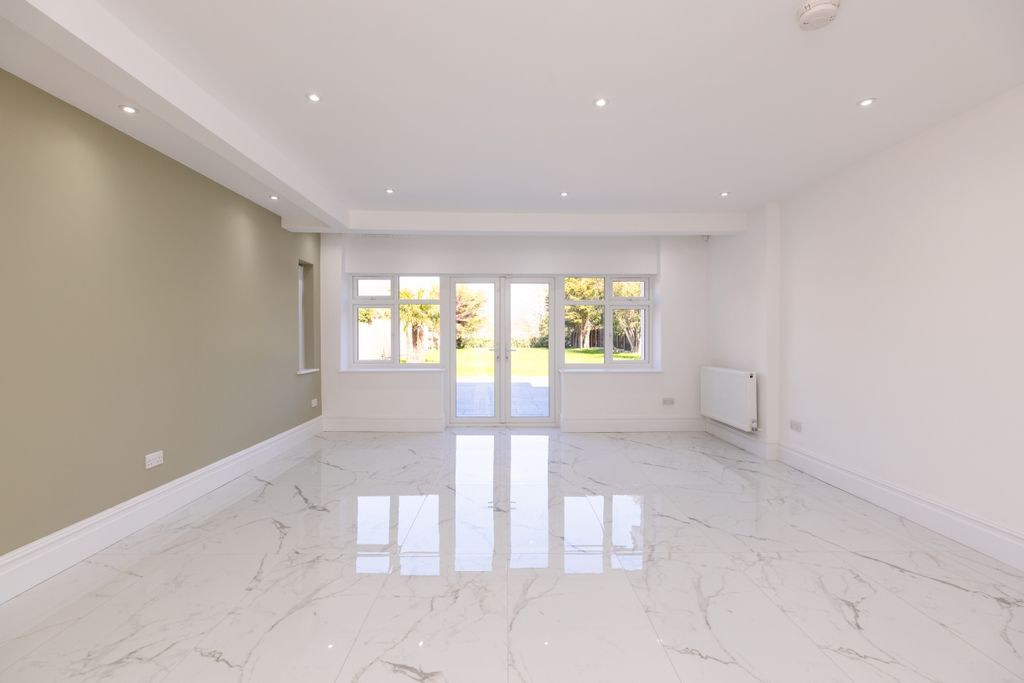 Property photo 3 of 34 4 Bulstrode Way -...