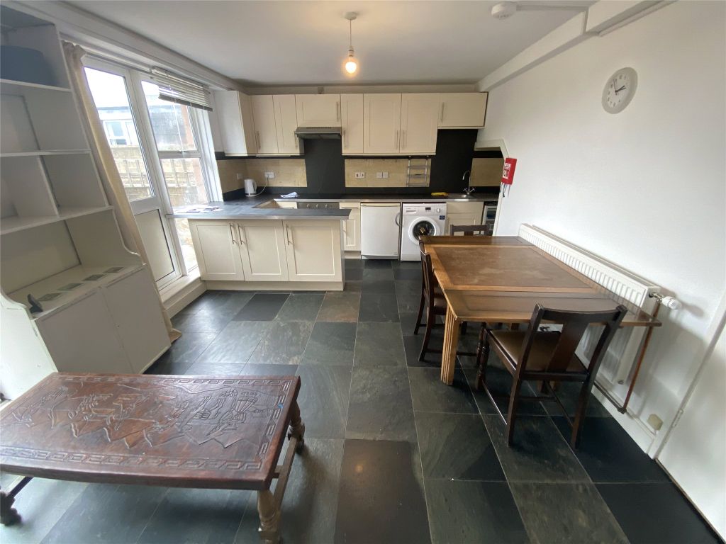 Property photo 3 of 11 Dining / Living